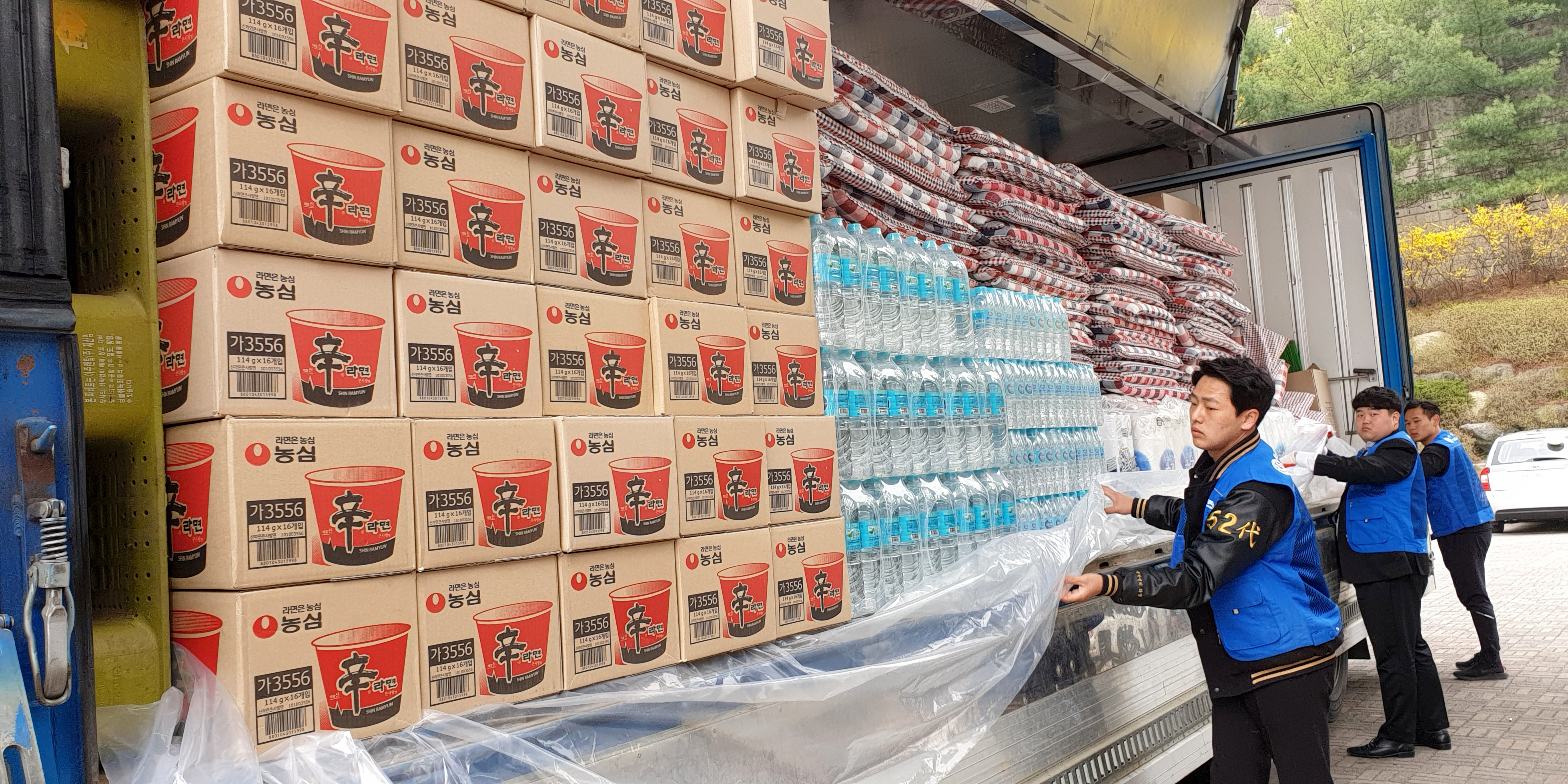 청주대학교 사회봉사센터는 5일 오전 강원도 산불 피해지역 주민들의 아픔을 함께 하기 위해 2천500만원 상당의 긴급 구호물품을 전달했다. 