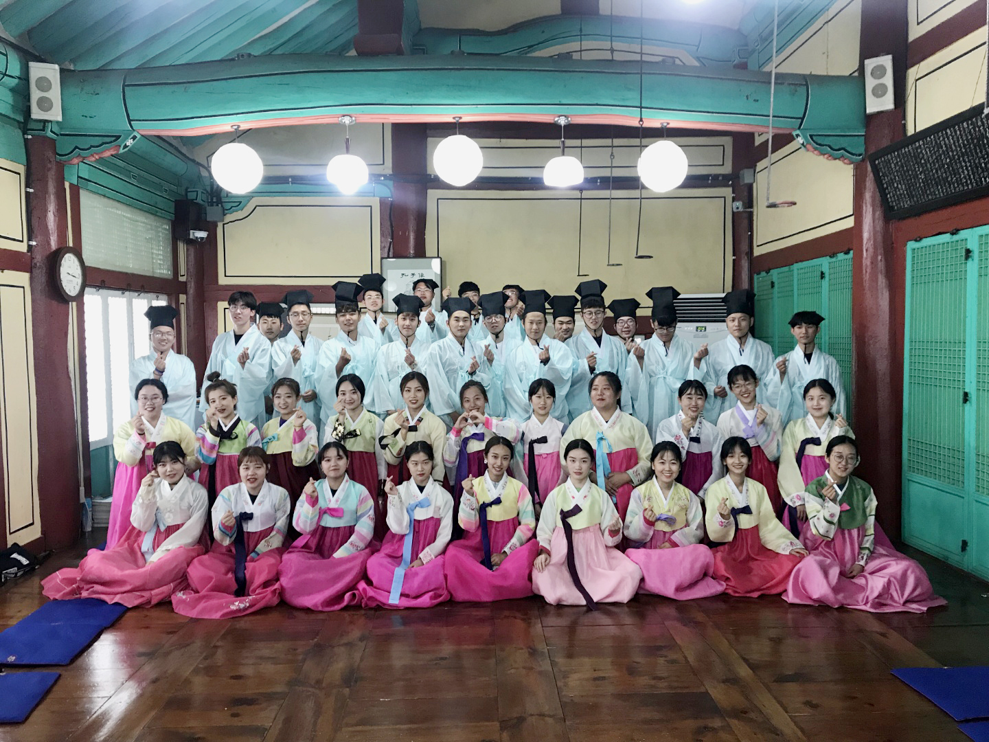 청주대가 여름방학을 맞아 2019년 외국인 학생 계절학기 교육과정 프로그램을 운영하고 있는 가운데, 중국 요성대 학생 62명이 청주향교를 찾아 한국의 전통문화를 체험하고 있다.