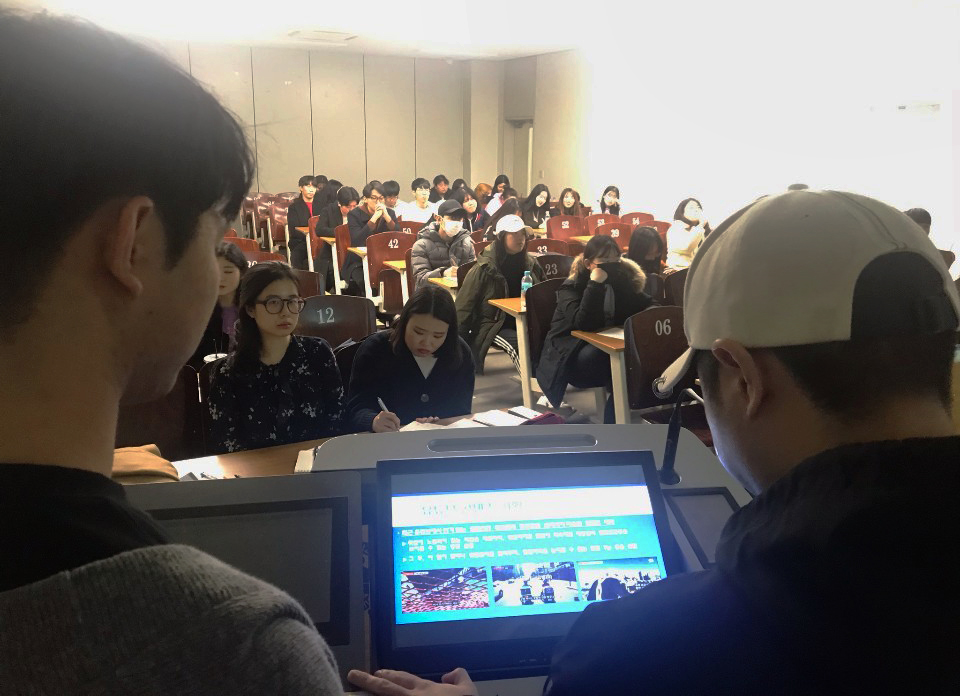 청주대학교 ‘PR콘텐츠기획’ 수업 학생들이 강의실에서 자신들이 짜낸 행정안전부의 ‘대한민국 안전 하자’ 새 캠페인의 온라인, SNS 실행 아이디어를 발표하고 있다.