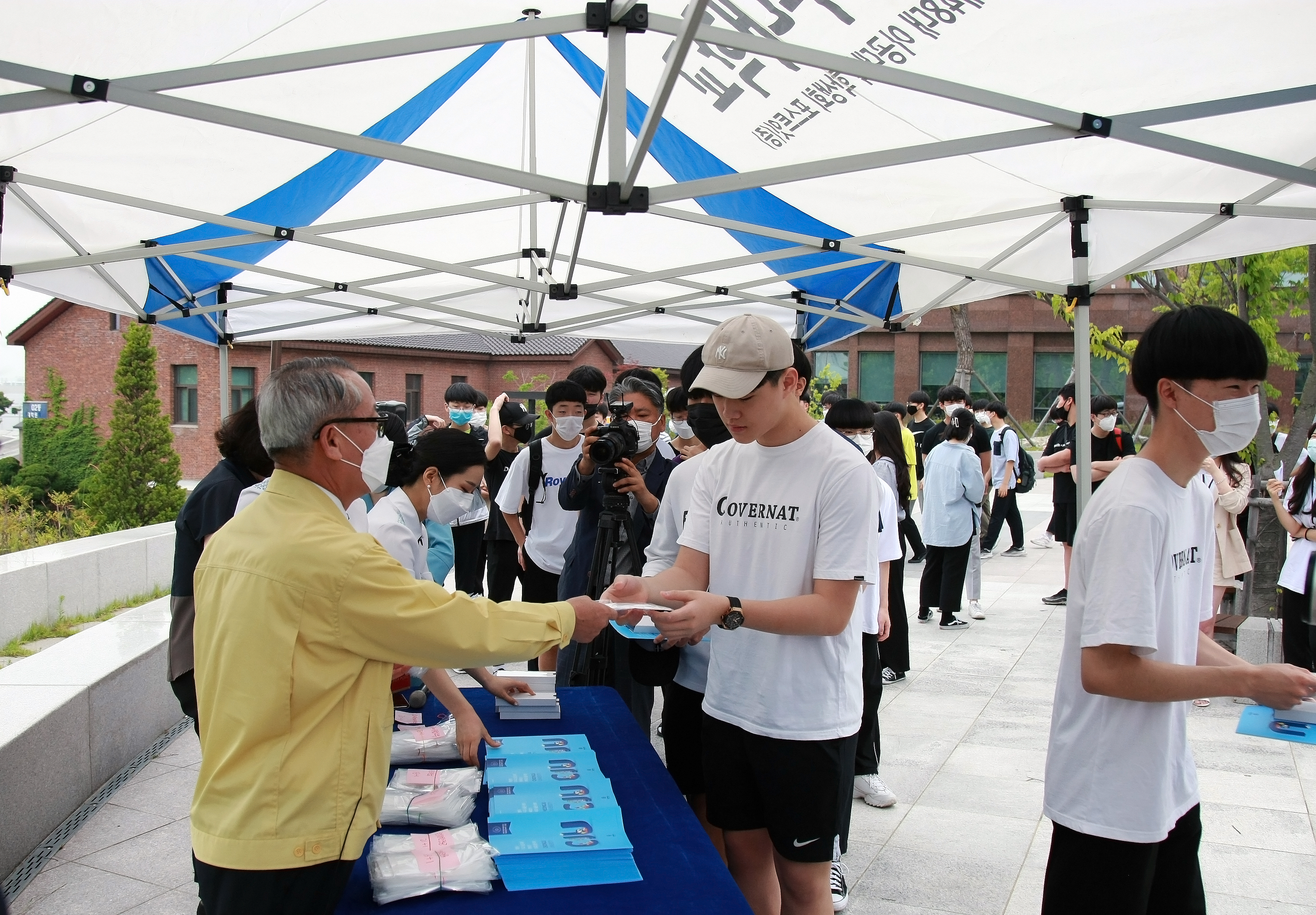 차천수 청주대 총장이 전공체험을 위해 대학을 찾은 운호고 학생들에게 마스크를 나눠주고 있다.