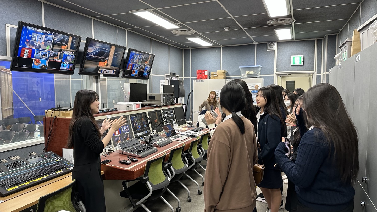 청주대학교 신문방송학과 자체 방송국인 CJN 국장 이채연 학생이 대성여상 30여명 학생들에게 스튜디오의 구성과 기능에 대해 설명하고 있다.